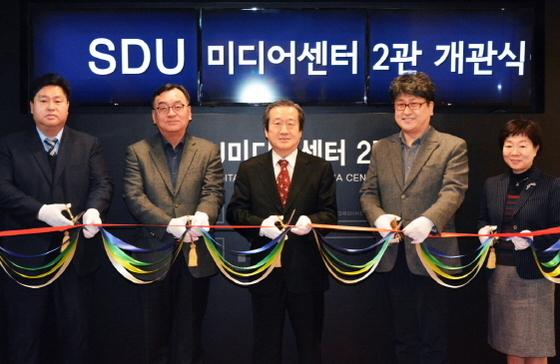 NSP통신-서울디지털대 김재홍 총장(가운데)이 SDU 미디어센터 2관 개관식에서 테이프커팅을 하고 있다. (서울디지털대학교 제공)