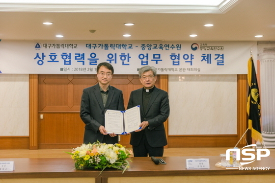 NSP통신-김정우 대구가톨릭대 총장(사진 오른쪽)과 배성근 중앙교육연수원장이 업무협약을 체결하고 협약서를 보이고 있다. (대구가톨릭대)