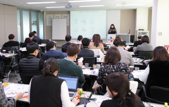 NSP통신-CJ프레시웨이 키즈 경로 전 구성원이 해당 콘텐츠에 대한 지도 및 활용법 교육을 듣고 있는 모습 (CJ프레시웨이 제공)