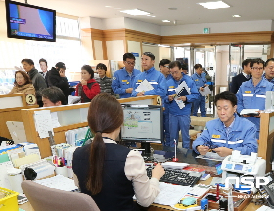 NSP통신-포항제철소 임직원들이 대구은행을 찾아 포항사랑상품권을 구매하고 있다. (포항제철소)