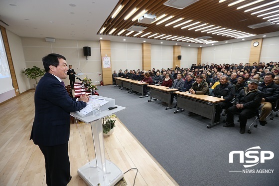 NSP통신-2일 소양면 연초방문에 나선 박성일 군수가 지역주민 200여명이 참석한 가운데 2018년 군정계획을 설명하고 있다.