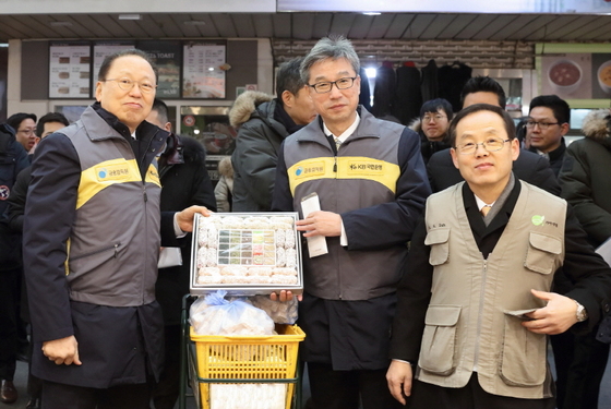 NSP통신-KB국민은행은 금융감독원, 국제구호단체 기아대책과 함께 설 명절을 앞두고 전통시장활성화와 어려운 이웃에게 사랑을 전하기 위해 서울 마포구에 위치한 망원시장에서 설맞이 전통시장 사랑나눔 행사를 가졌다. (왼쪽부터) 최흥식 금융감독원장, 허인 KB국민은행장, 서경석 기아대책 부회장 (KB국민은행)