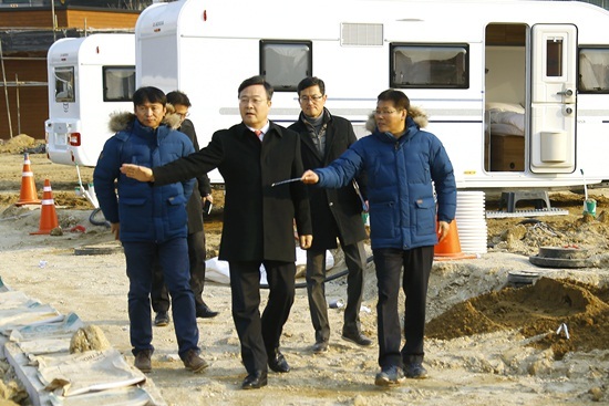 NSP통신-김성제 의왕시장(가운데)이 왕송호수 캠핑장 공사현장을 방문해 관계자들과 상황을 점검하고 있다. (의왕시)