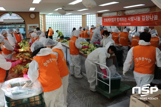 NSP통신-한화케미칼 여수공장 임직원들이 여수시노인복지관에서 독거 어르신들께 전달하기 위해 김장김치를 담그고 있다. (한화케미칼)