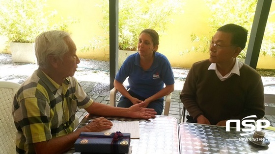 NSP통신-장만채 전남교육감(사진 맨 오른쪽)이 7일 쿠바 한인후손문화회관을 방문해 대화하고 있다. (전남교육청)