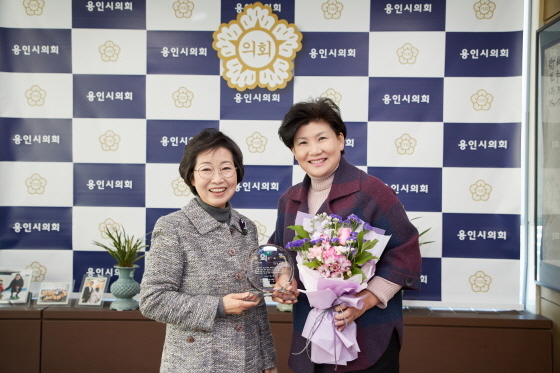 NSP통신-용인시사회복지사협회로 부터 공로패를 받은 유향금 용인시의원. (용인시의회)