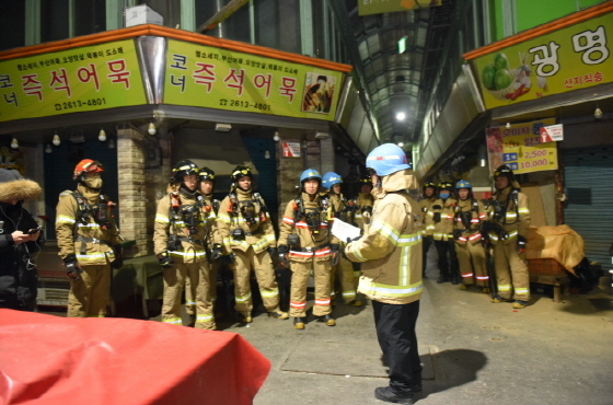 NSP통신-광명시장에서 광명소방서 대원들이 야간 재난현장 대응력 강화를 위한 화재진압 훈련을 실시하고 있다. (광명소방서)