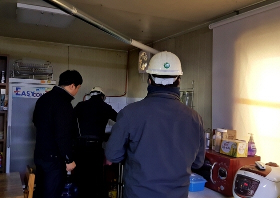 NSP통신-분당소방서 관계자들이 피난안전 약자를 위한 겨울철 화재 취약 주거시설 소방안전대책 중 가스 무료안전점검을 실시하고 있다. (분당소방서)