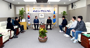 [NSP PHOTO]정기열 경기도의장, 하길고 펜싱부 민원인 접견