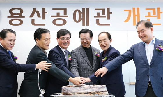 NSP통신-(왼쪽 세번째부터) 파리크라상 권인태 대표이사, 용산구 성장현 구청장 (SPC그룹 제공)