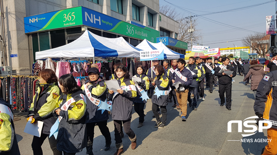 NSP통신-지난 8일 경주소방서 직원들이 외동전통시장에서 장보기 행사와 화재예방 캠페인을 하고 있다. (경주소방서)