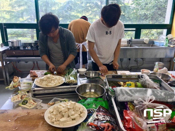 NSP통신-외국인 유학생 전용식당에서 학생들이 음식을 만들고 있다. (호산대학교)