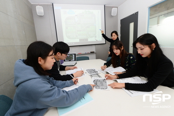 NSP통신-학생진로개발센터 김수정 센터장이 상담실에서 학생들에게 잡팜을 활용한 진로교육을 하고 있다. (대구보건대학교)