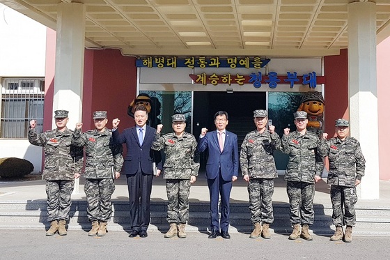 NSP통신-유영록 김포시장(왼쪽에서 다섯번째)과 해병대 관계자들이 기념사진을 촬영하고 있다. (김포시)