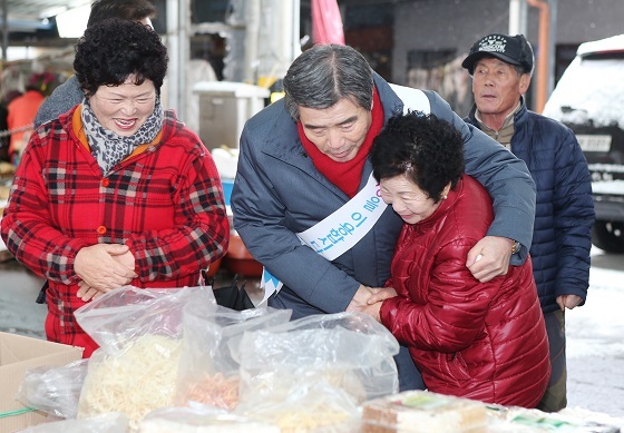 NSP통신-▲김동일 보령시장이 설 명절을 앞두고 5개 전통시장을 방문해 상인들을 격려했다. (보령시)