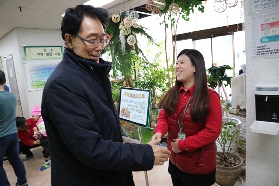 NSP통신-김윤주 시장(왼쪽)의 사회복지시설 방문 모습. (군포시)
