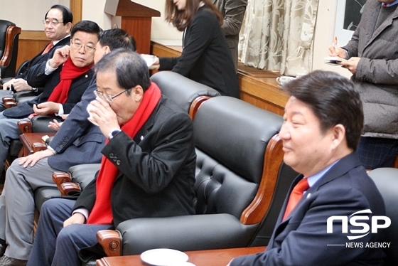 NSP통신-홍준표 자유한국당 대표가 대구·경북 발전협의회 안전생활점검회의에 앞서 마련된 티타임에서 차를 마시고 있다. (김덕엽 기자)