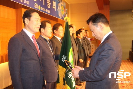 NSP통신-여수시새마을회 서근전 회장이 새마을운동 종합평가 시상식에서 수상하고 있다. (여수시새마을회)