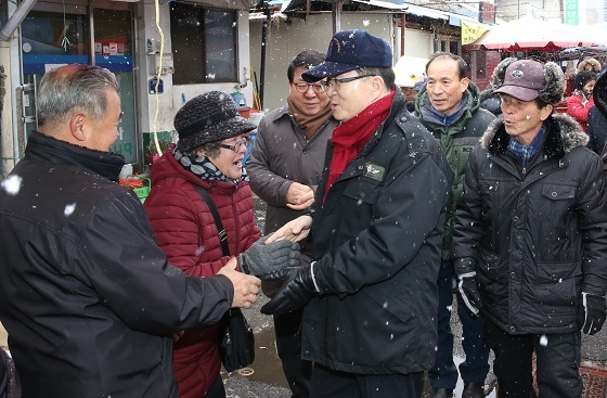 NSP통신-▲이석화 청양군수가 설을 앞두고 전통시장을 방문했다. (청양군)