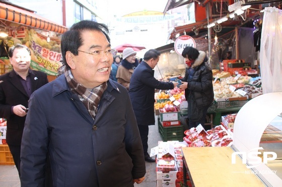 NSP통신-백재현 국회예산결산특별위원장이 광명새마을 시장 물가체험 및 새해 인사를 나누고 있다. (박승봉 기자)