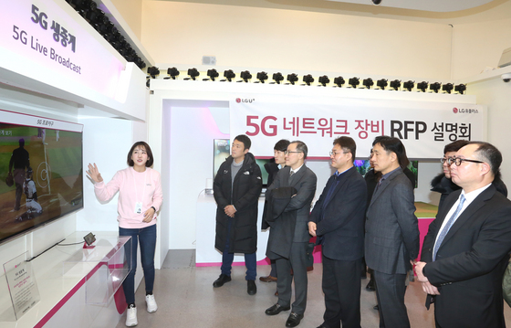 NSP통신-5G 네크워크 장비 도입 설명회에 참가한 국내·외 글로벌 장비회사 관계자들이 LG유플러스 모두의 5G 체험관에서 5G 생중계를 체험하고 있는 모습