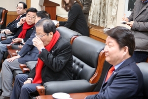 [NSP PHOTO]한국당 대구·경북 발전협의회에 앞서 티타임 가지는 홍준표 대표