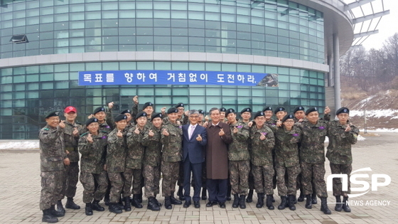 NSP통신-홍덕률 총장과 학군단 단체사진. (대구대)