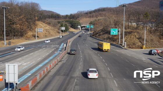 NSP통신-15일 오전 경기 양지 요금소에서 서울방향으로 가는 차량들이 원할한 교통 흐름을 보이고 있다. (김병관 기자)