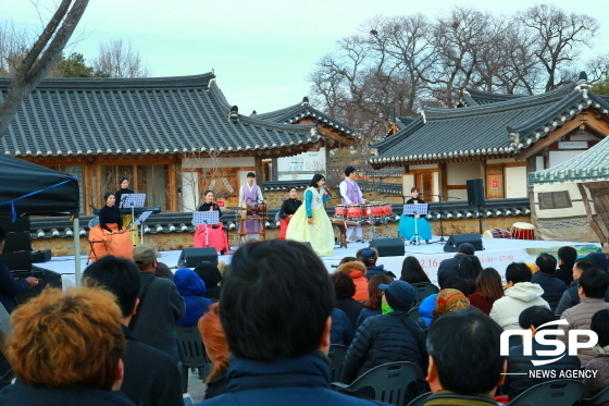 NSP통신-설을 맞아 경주 교촌마을에서 경주 국악여행 특별공연이 펼쳐지고 있다. (경주시)