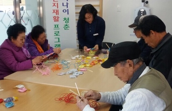 NSP통신-▲부여군 치매안심센터 내 쉼터에서 치매환자 대상 프로그램을 시작한다. (부여군)