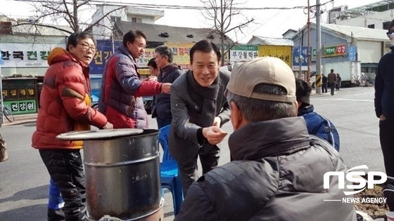 NSP통신-임형길 대구 중구청장 예비 후보가 중구지역 이곳저곳에서 구민들의 애로사항을 적극 청취하고 있다. (임형길 후보 제공)