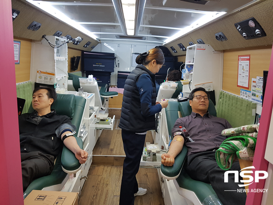 NSP통신-영천시민이 동절기 사랑의 헌혈 운동에 참여해 헌혈하고 있다. (영천시)