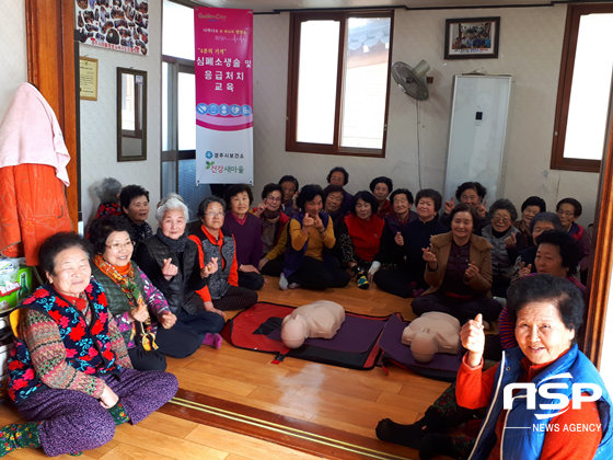 NSP통신-경주시 보건소가 20일 경주시 내리경로당에서 심폐소생술과 응급처치교육을 하고 있다. (경주시)