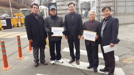 NSP통신-수원화성군공항 이전 찬성 시민단체인 화성추진위원회는 19일 국방부를 방문해 이전후보지를 조속히 선정해 달라는 서한을 전달했다. (화성추진위원회)