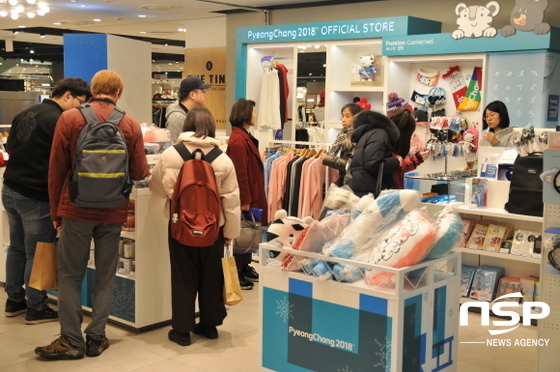 NSP통신-롯데백화점] 대구점 5층 평창 스토어에서 고객들이 쇼핑하는 모습. (롯데백화점 대구점)
