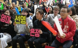 [NSP PHOTO]남유진 경북도지사 후보, 의성출신 컬링 국가대표 마늘 소녀들 열띤 응원