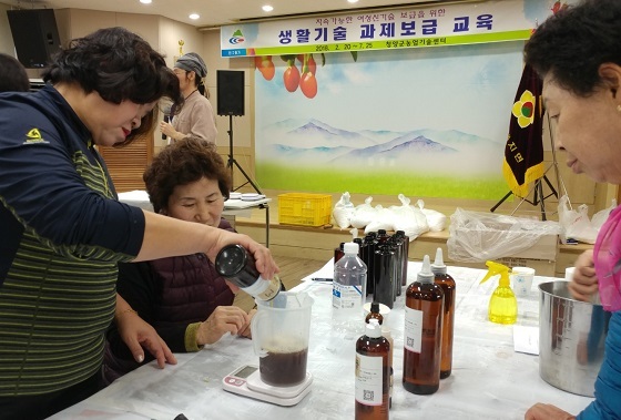 NSP통신-▲청양군이 생활개선회 읍면회원 30여명을 대상으로 천연주방세제 및 가루세제 만들기 교육을 실시했다. (청양군)
