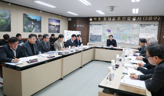 NSP통신-공재광 평택시장이 평택 국제 대교 건설현장 사무실에서 건설교통국 업무보고를 받고 있다. (평택시)