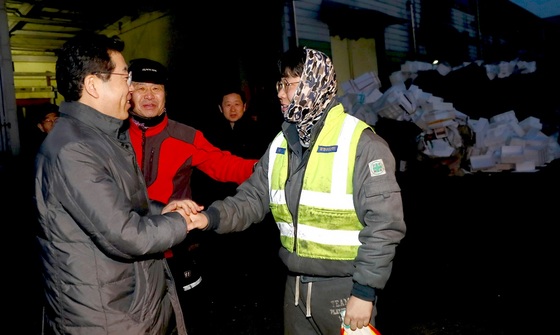 NSP통신-양기대 광명시장이 21일 새벽 협업에 복귀한 청소노동자들의 작업현장을 찾아 격려하고 있다. (광명시)