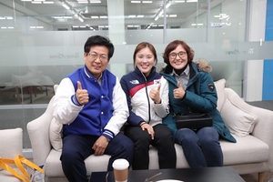 [NSP PHOTO]최성 고양시장, 쇼트트랙 3000m 계주 金 김아랑 응원