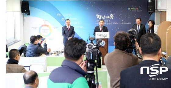 NSP통신-장만채 전남교육감이 22일 본청에서 전남휴먼스쿨과 관련해 설명하고 있다. (전남교육청)