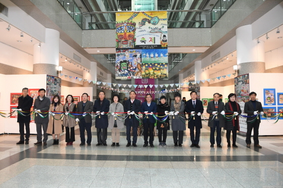 NSP통신-오산시청 1층 로비에서 일본 하마다시 세계어린이미술관 소장 작품 전시회 관계자들이 테이프 커팅을 하고 있다. (오산시)