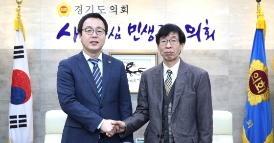 NSP통신-22일 경기도의회 의장 접견실에서 정기열 경기도의장(왼쪽)이 나눔인테리어 협의회 임원진과 접견 후 기념촬영을 하고 있다. (경기도의회)