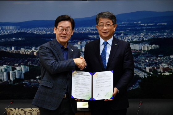 NSP통신-이재명 성남시장(왼)과 박상우 한국토지주택공사(LH) 사장. (성남시)