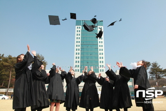 NSP통신-졸업생들이 학사모를 하늘 위로 던지며 기쁨을 만끽하고 있다 (대구대학교)