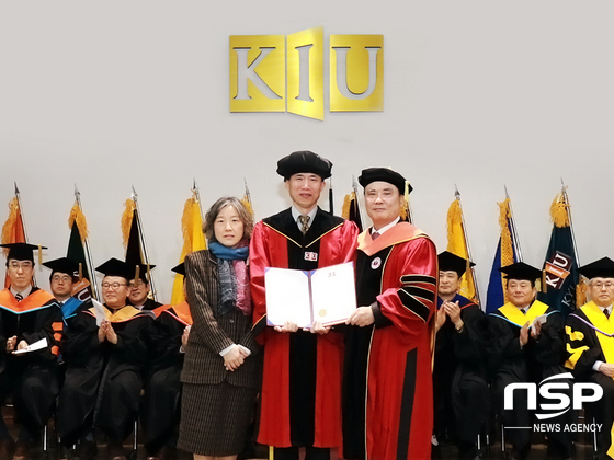 NSP통신-좌측부터 송춘연, 신기환 부부, 정현태 총장. (경일대학교)