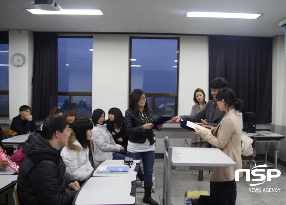 NSP통신-호산대 국제교류센터 주관으로 한국어와 한국문화 강좌를 이수하고 수료증을 받고 있는 이주민들. (호산대학교)