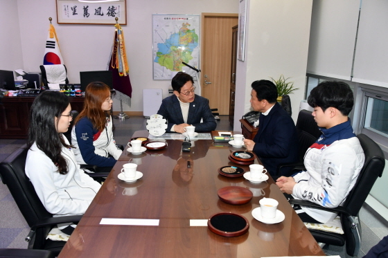 NSP통신-선수들이 가져온 메달을 함께 보며 평창올림픽 경기에 관한 이야기를 나누고 있는 이재명 성남시장. (성남시)