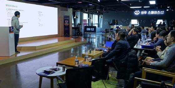 NSP통신-26일 광교 경기문화창조허브에서 VR·AR 창조오디션 1기 데모데이가 열려 참가업체 관계자가 발전 상황과 향후계획을 발표하고 있다. (경기도)