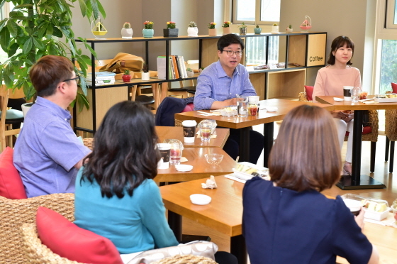 NSP통신-염태영 수원시장이 지난해 6월 광교홍재도서관에서 열린 도서관사업소 직원들과 함께하는 타운홀 미팅에서 이야기를 나누고 있다. (수원시)